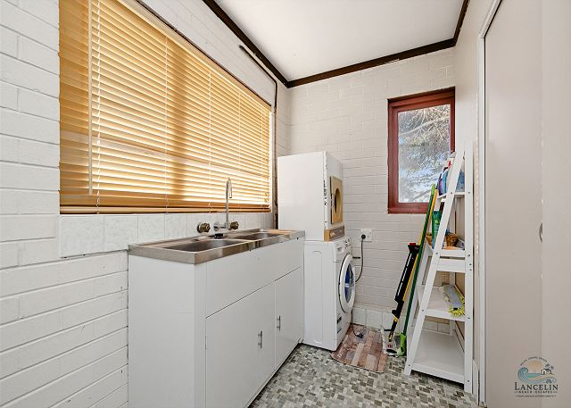 Laundry room with washing machine