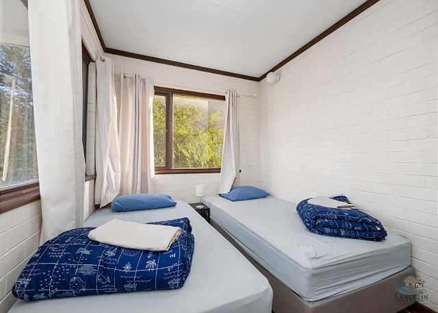 Twin bedroom with nautical bedding